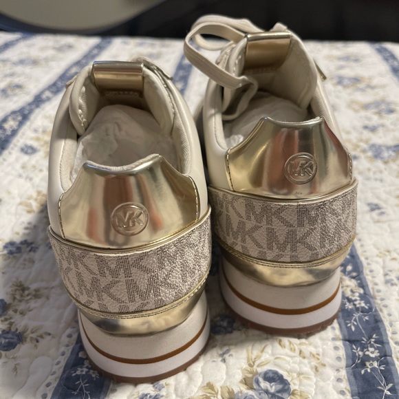 NIB $225 MICHAEL KORS Maddy Two-Tone VANIL/BRWN Logo and Mesh Trainer 10M - Picture 5 of 6